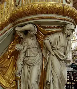 Les Vertus théologales, la Foi, l'Espérance et la Charité, soutiennent la chaire.