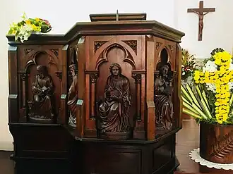 La chaire décorée des quatre Évangélistes (XIXe&nbsp;siècle).