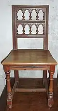 Photo d'une chaise en bois avec un dossier ouvragé