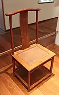 Chaise guanmaoyi en bois huanghuali, début XVIIe siècle. Musée Guimet.
