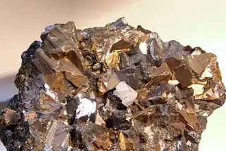 Chalcopyrite avec Sphalérite et Fluorite — Huaron, Pérou  (11,5&nbsp;×&nbsp;11&nbsp;cm)