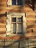 Fenêtre du rez-de-chaussée de la façade en pignon ouest en 2020.