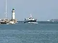 Chalutier rentrant au port de Palais devant le feu vert