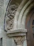 Détail sculpté du portail.