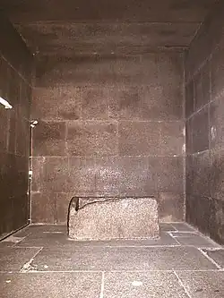 La chambre du roi et le coffre en granit.