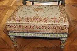Tabouret de pied du mobilier aux épis créé par Georges Jacob en 1787. Le tissu est d'origine.