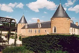 Vue du côté ouest, depuis les jardins.