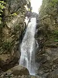 Vue de la cascade en contre-plongée.