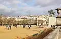 La statue sur le Champ-de-Mars.
