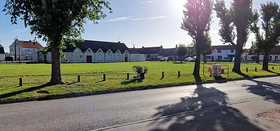 Le champ palandier et la salle des fêtes.