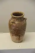 Petite jarre à couverte brune. H. 14,3&nbsp;cm. Trà Kiệu, XIIIe – XIVe&nbsp;siècle. MH Vietnam