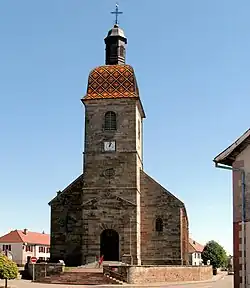 Même édifice avec vue sur le clocher et l'entrée.