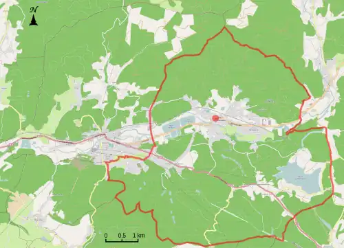 Carte détaillé des territoires de trois communes dont l'une est délimitée en rouge.