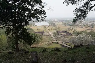 Vue générale. Un baray en contrebas.