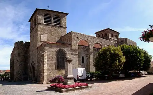 L'église et le prieuré de Champdieu.