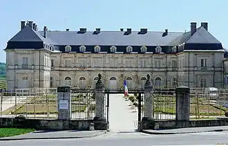 Vue des jardins, de la grille et de la façade probablement en 2008.