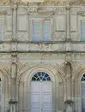 Façade Renaissance, plaquée sur la reconstruction néo-classique.