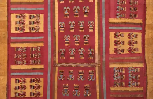 Tunique sans manche (ou poncho) de culture Chancay (entre 1200 et 1470 de notre ère), avec des condors en vol.