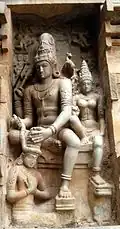 Shiva coiffe le saint Chandesha (identifié à Rajendra Ier) d'une guirlande. Temple de Gongaikondacholapuram (1025-1035).