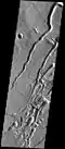 Image de THEMIS de canaux et de puits sur le flanc sud de Pavonis Mons.
