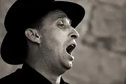 Chanteur.