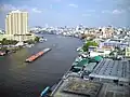 Trois barges tractées par un puissant petit remorqueur