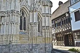 Extérieur et maison médiévale.