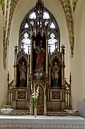 Chapelle gothique dont les fenêtres et entrelacs ont dû être reconstruites