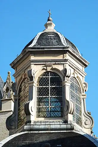 Le lanternon à volutes.