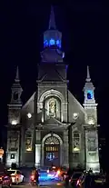 Vue extérieure de nuit