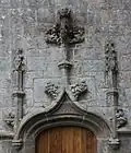Chapelle Notre-Dame-de-Vérité : détail de la partie supérieure de la porte sud (gothique flamboyant).