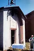 Messe devant la chapelle en juin 2010, en présence du Père Étienne Albanel, dernier curé des paroisses catholiques d'Orelle.