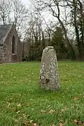 Stèle devant la chapelle.