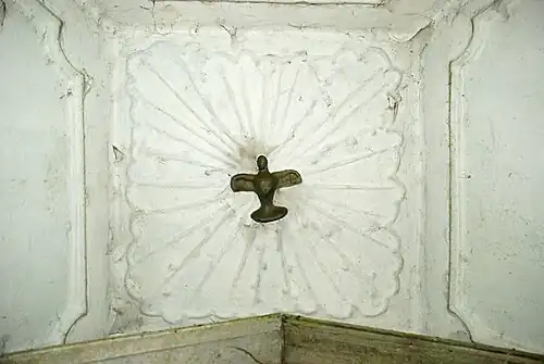 Le plafond en stuc.