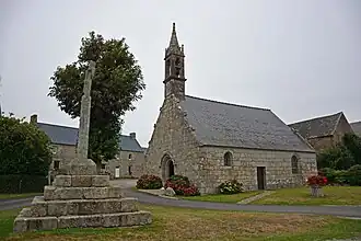 La chapelle Saint-Antoine et son calvaire : vue d'ensemble.