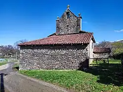 Chapelle Saint-Étienne. Le clocher trinitaire porte deux stèles.