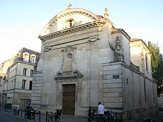 La paroisse orthodoxe Saint-Joseph. Un bâtiment en pierre entouré par des bâtiments d'habitation.