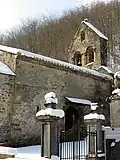 L'entrée et le clocher.
