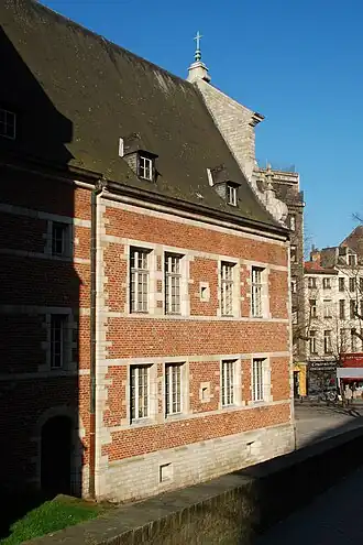 Façade latérale est.