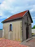 La chapelle construite au début du XXe&nbsp;siècle à l'intérieur du cimetière du village.