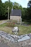 La chapelle du Vieux Bourg : croix et calvaire.