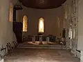 L'intérieur de la chapelle et, à droite, l'enfeu du baron d'Andoins.