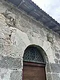 Éléments en réemploi dans la chapelle.