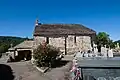 La chapelle et quelques tombes de son cimetière.