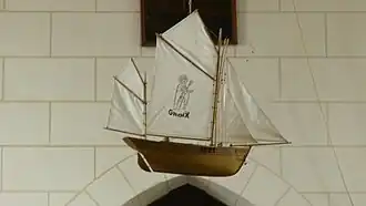 Chapelle de la Trinité : ex-voto suspendu dans la nef.