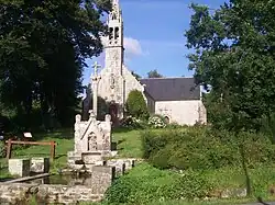 L'enclos paroissial avec le calvaire et la fontaine.