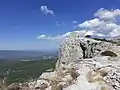 La chapelle vue depuis la crête à la verticale du monastère de la Sainte-Baume.