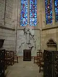 Chapelle Sainte-Jeanne d'Arc dans la cathédrale de Beauvais, avec  Eugène-Stanislas Le Senne à genoux à ses pieds, par Charles Desvergnes