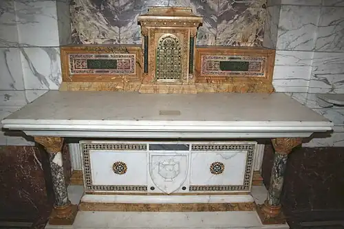Chapelle latérale dédiée à saint Marie Madeleine se trouvant dans l'église supérieure de la basilique Notre-Dame de la Garde à Marseille.