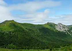 La haute vallée du Mars au pied de la Chapeloune (à gauche) et du roc d'Hozières (à droite).